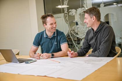 VVS-installatør Jonas Reimer Jonas Reimer og Kollega sidder ved bord med tegning og computer